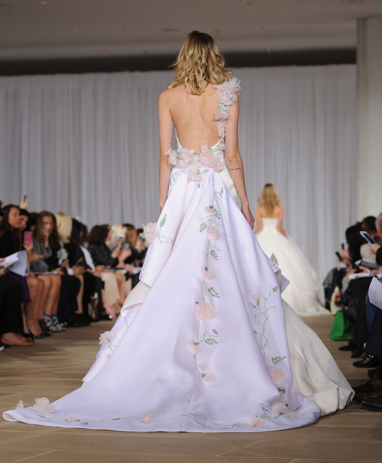 Espaldas al aire. La moda nupcial que viene tiene como protagonista a la parte posterior de los trajes. La variedad es amplísima.