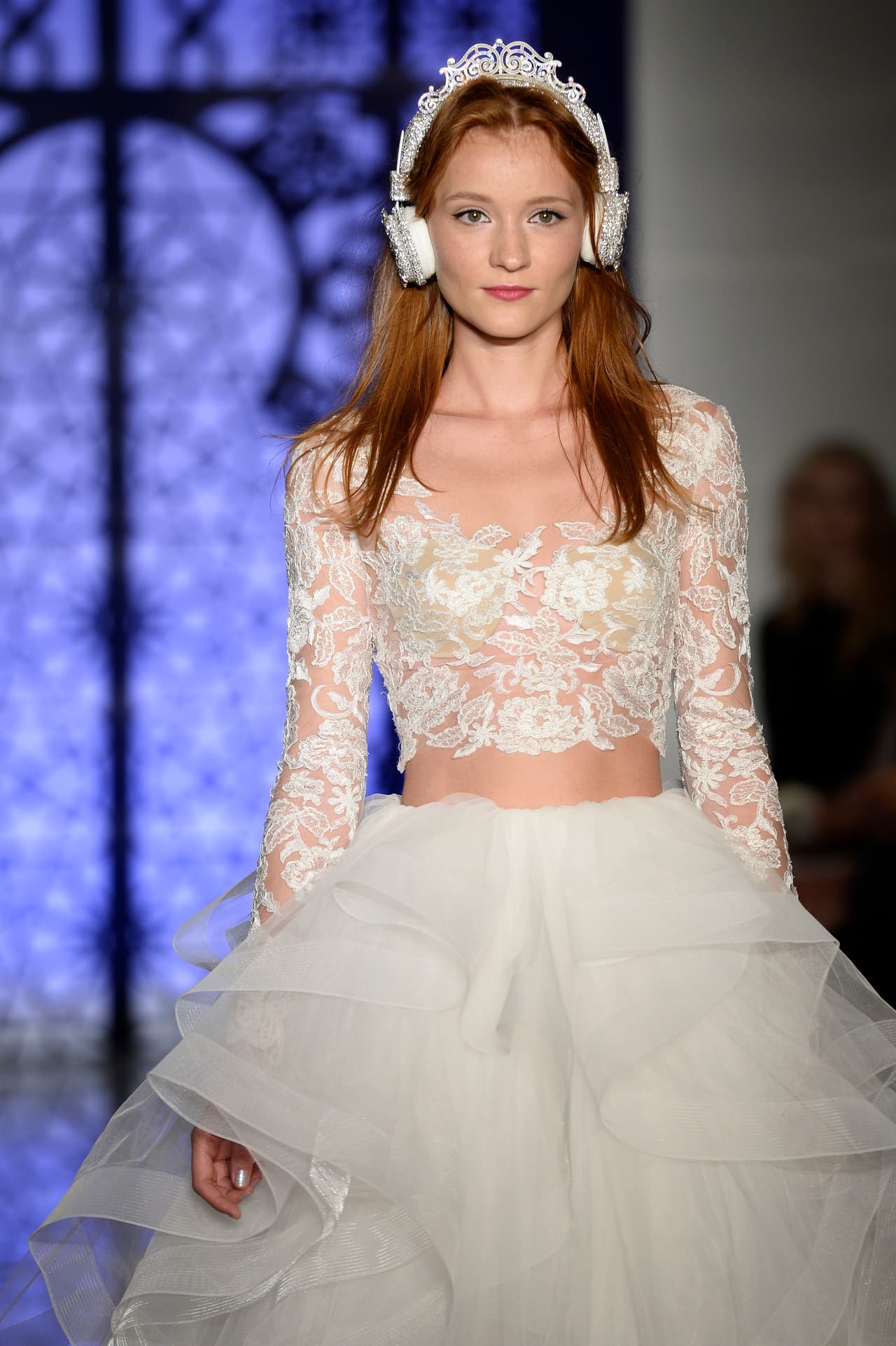 La novedad. El ‘crop top’ también es una alternativa viable para las bodas del nuevo año. Elige uno con detalles bordados, y combínalo con una falda ‘midi’ o súper larga, con vuelo, siempre en un tono blanco o crema.