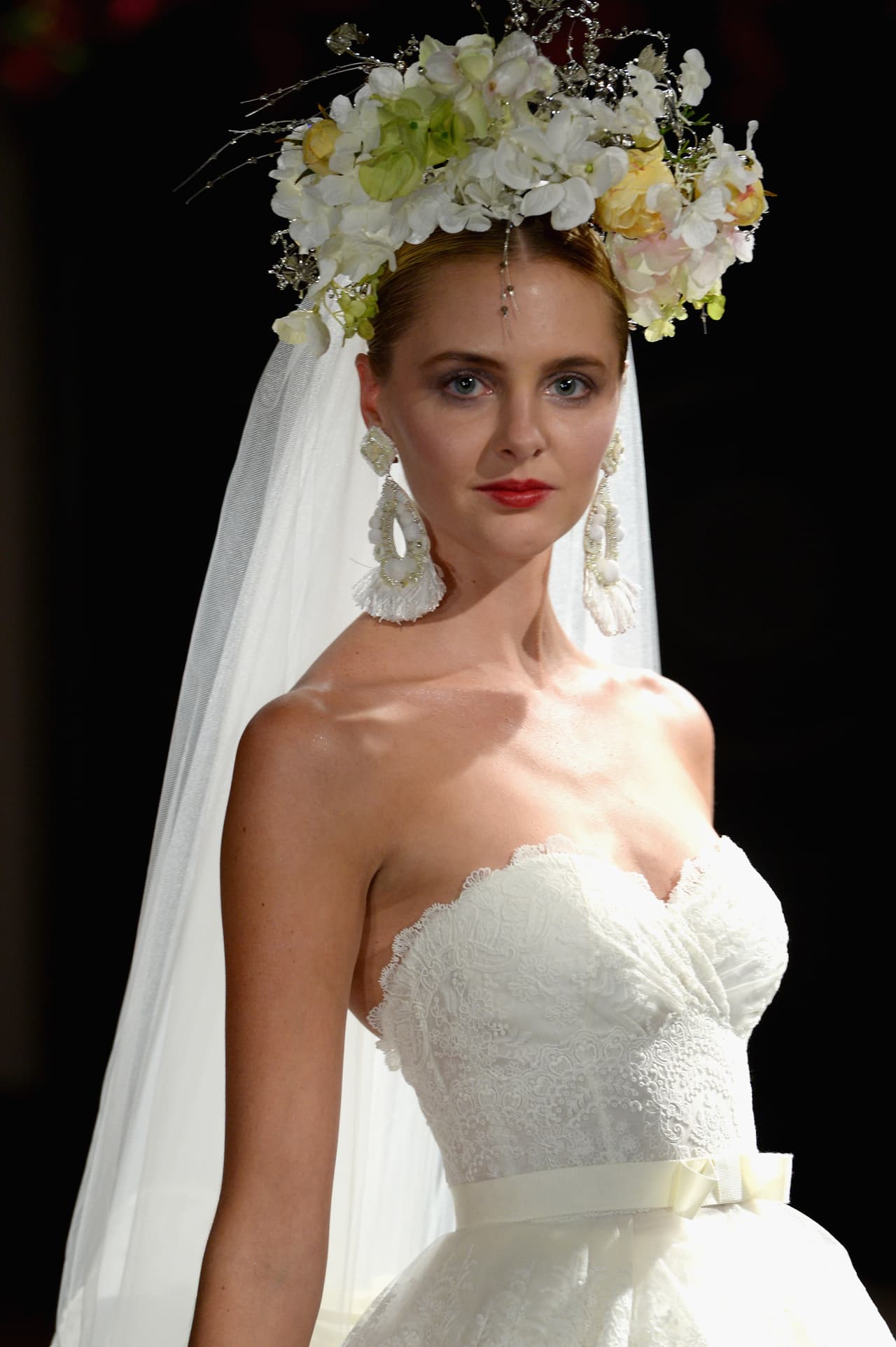 Accesorios para el cabello. Recuerda que un tocado floral o una diadema delicada siempre son bienvenidos en un ‘bridal outfit’.