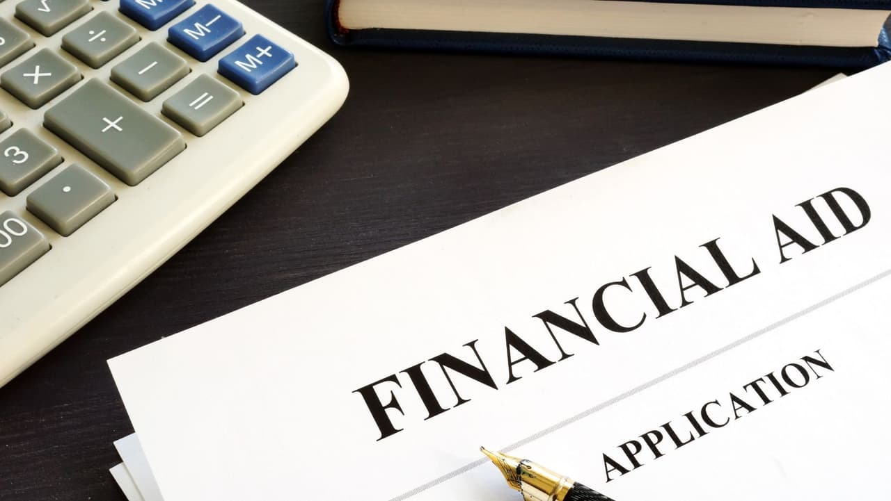 <b>¿Qué debo hacer para obtener el beneficio? Nada por ahora.</b> El DOE dijo que la deuda será perdonada automáticamente. Casi 8 millones de prestatarios podrán recibir eso de inmediato porque el gobierno federal ya tiene su información de ingresos. En las próximas semanas, la administración de Biden lanzará una aplicación que permitirá a los prestatarios actualizar su información de ingresos, dijo el DOE. La agencia notificará a los prestatarios una vez que las solicitudes estén abiertas a través de su servicio de suscripción por 
<a href="https://www.ed.gov/subscriptions" target="_blank">correo electrónico</a>.