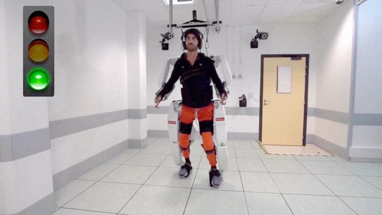 Thibault, como se conoce al paciente, ha logrado lo que médicamente se considera imposible: que un tetraplégico vuelva a caminar por sus propios medios ayudado por un dispositivo que puede controlar con su mente.