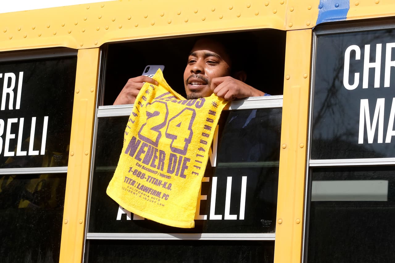 Muchos llevaron camisetas y otros objetos con el número 24. Los días posteriores al accidente, al menos unas
<a href="https://www.univision.com/deportes/nba/siguen-las-muestras-de-carino-para-koben-en-el-staples-center-video"> 250,000 personas acudieron a la plaza L.A. Live</a> donde se encuentra el estadio de los
<a href="https://www.nba.com/lakers/"> Lakers de Los Ángeles</a>.