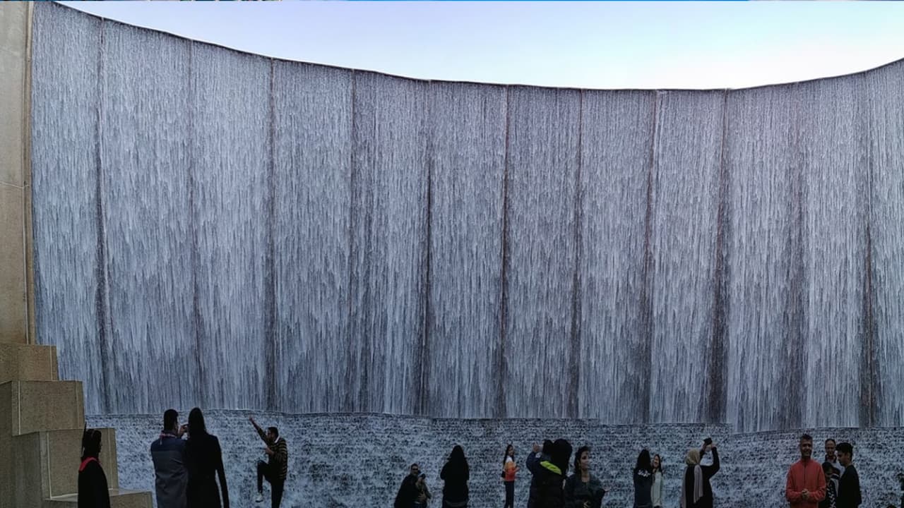 La cascada Gerald D. Hines, ubicada cerca del área de Galleria es un espectáculo de 11,000 galones de agua que circula en una fuente de 64 pies. Este espacio ha sido escenario de innumerables imágenes desde 1983 y está funcionando de 10:00 am a 10:00 pm.