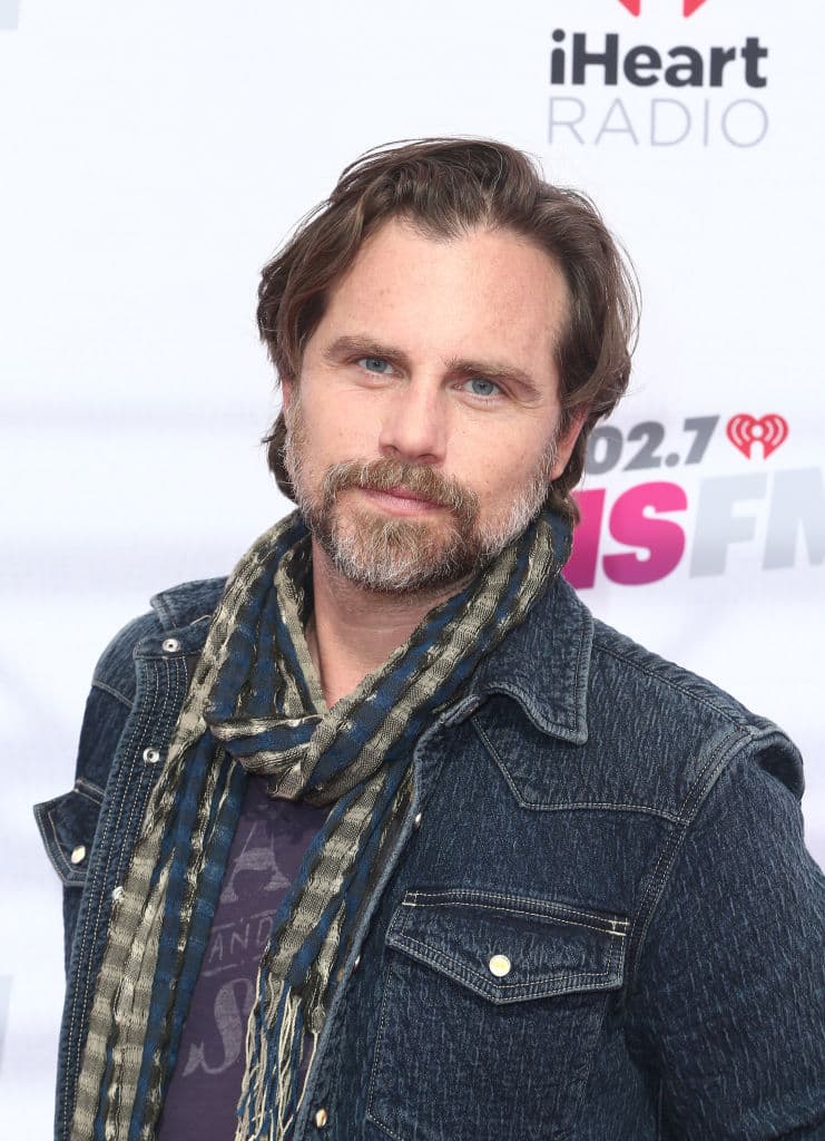 El actor de 42 años parece haber cambiado muy poco, pues además de sus rasgos físicos, mantiene su cabellera larga como en los noventa. Aunque Rider Strong tuvo algunos papeles en televisión posteriores, desde 2021 se dedica en su mayor parte a ser el anfitrión de 'Pod Meets World', un podcast que recuerda los episodios de 'Aprendiendo a Vivir' e historias que cualquier fan quisiera escuchar.