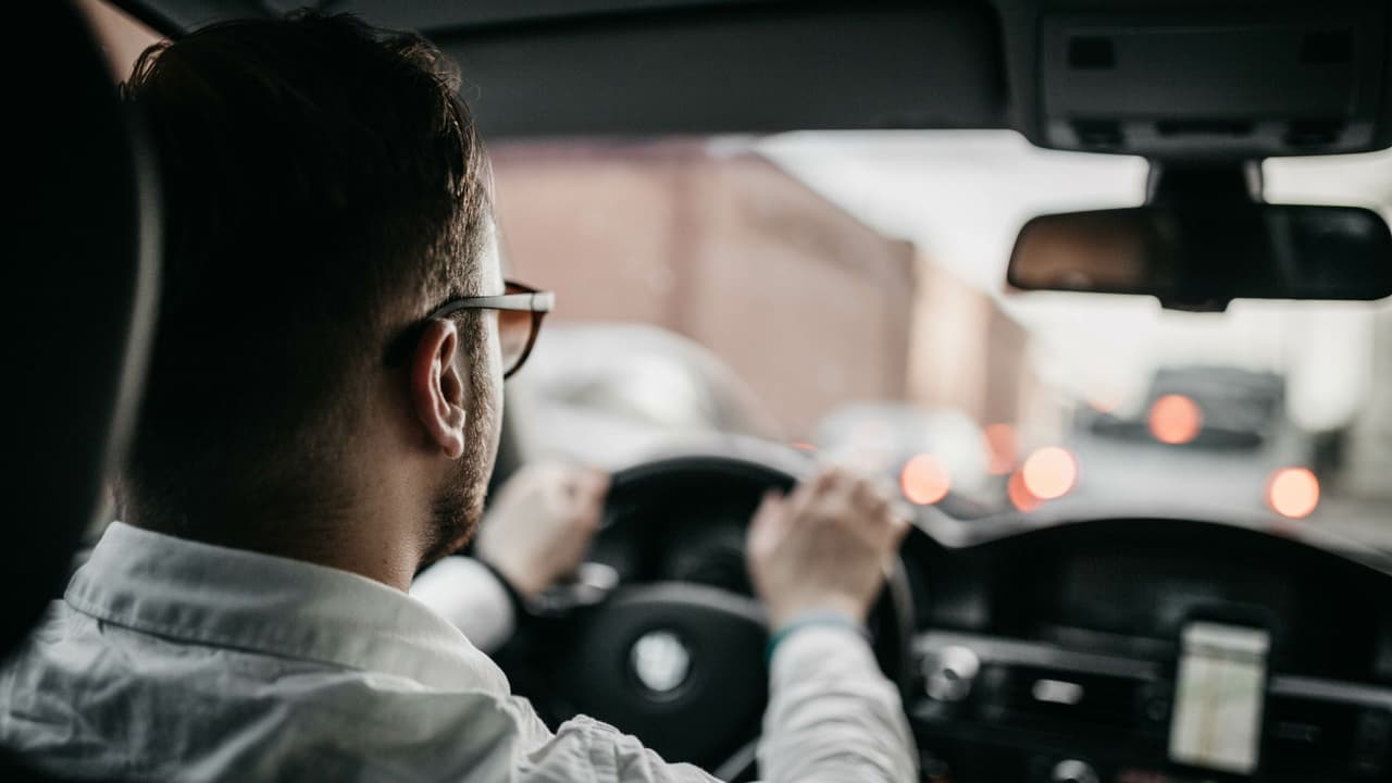 <h3 class="cms-H3-H3">3. Manejar sin seguro </h3>
<br>
<br>Texas exige que
<b>los conductores tengan responsabilidad financiera,</b> que normalmente se prueba con seguro de auto.
<br>
<br>Manejar sin esa cobertura
<b>puede resultar en una multa de $175 a $350 en una primera ofensa,</b> según el Código de Transporte de Texas.
<br>
<br>El problema crece si
<b>hay una condena previa.</b>
<br>En una segunda o posterior ofensa,
<b>la multa puede ir de $350 a $1,000. </b>
<br>
<br>Además, la ley establece que
<b>DPS debe suspender la licencia si la persona no presenta y mantiene prueba de responsabilidad financiera.</b>
<br>
<br>Para inmigrantes que dependen del carro para trabajar, llevar a sus hijos o cumplir citas,
<b>una suspensión puede empujar otros problemas. </b>
<br>
<br>
<b>Más paradas, más citas de corte y más documentos pendientes</b> pueden complicar una vida que ya funciona con poco margen.
<br>
<br>
<b>👉🏻 En términos simples:</b> no es solo pagar una multa. Puede significar trámites, costos, prueba de seguro ante el estado y más obstáculos para volver a manejar sin restricciones.