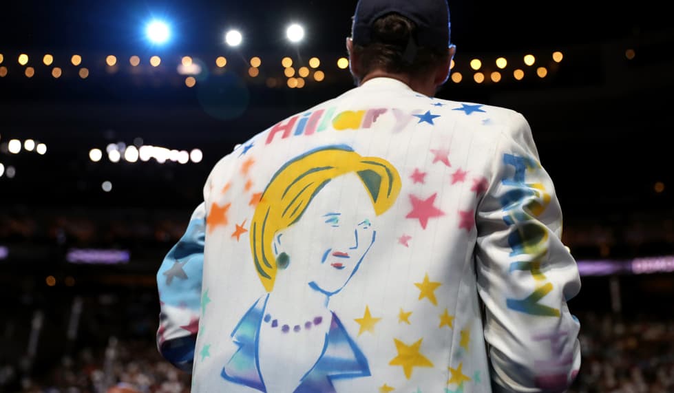 Uno de los delegados presumió un saco blanco estampado con el nombre y el rostro de la candidata demócrata Hillary Clinton. Esta fue una de las propuestas más originales, además tenía coloridas estrellas por todos lados. El atuendo acaparó las miradas y estamos seguros de que fue la envidia de muchos.