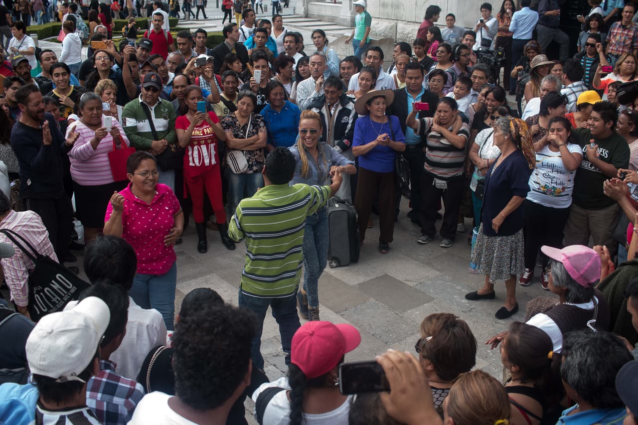 Aficionados cantan, y a ratos bailan, las canciones de su ídolo.