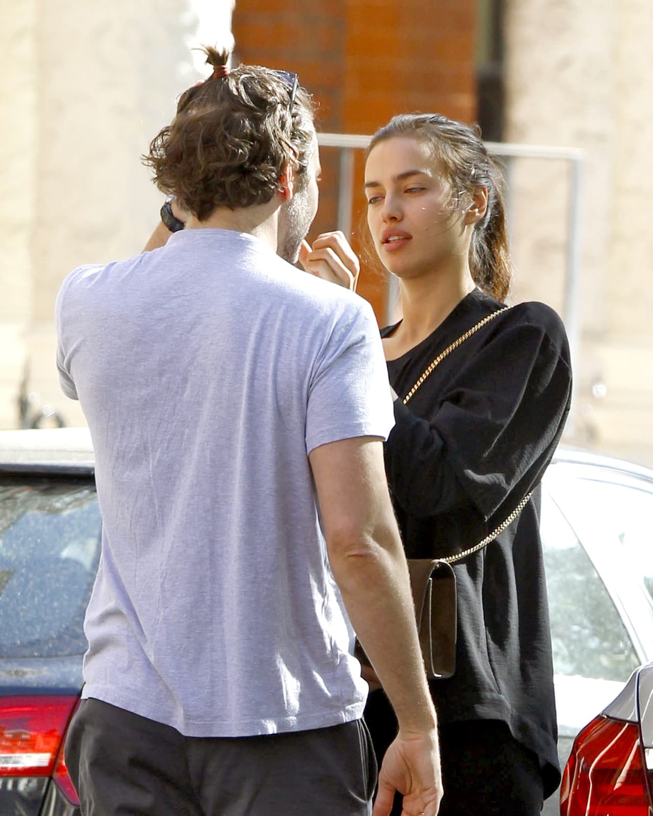 Él tenía el cabello recogido en un 'man bun'.