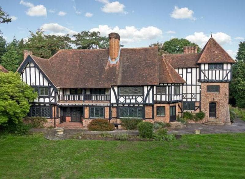 <b>Frank Lampard</b>
<br>La mansión tuvo un costo de 10.5 millones de dólares y consta de nueve habitaciones, una alberca, doce baños, una casa de invitados y una cancha de tenis.