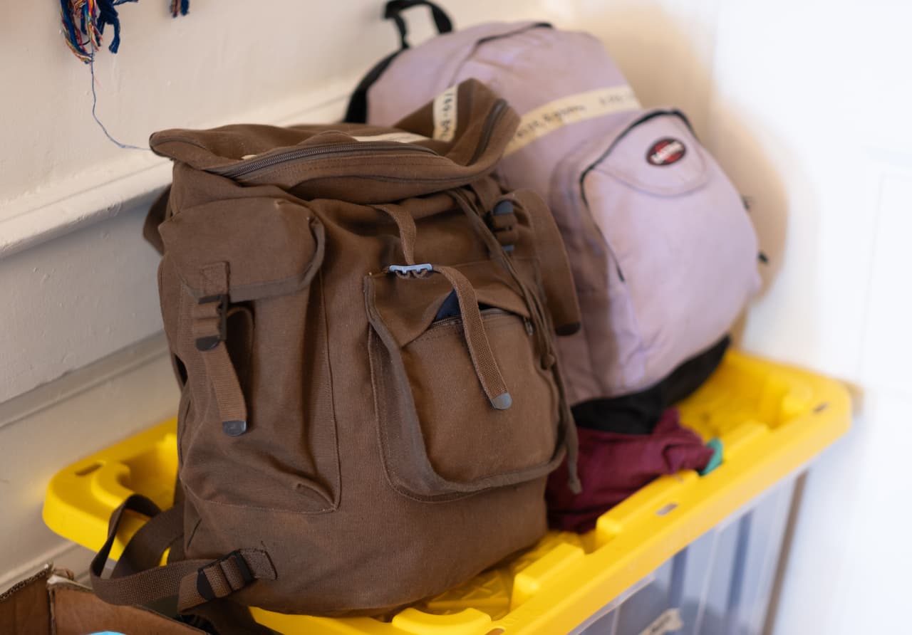 Voluntarios preparan mochilas con ropa para que las personas las tengan cuando sean deportadas. Pero una nueva política les prohíbe dejar las mochilas en el centro de detención de Stewart. 
<br>