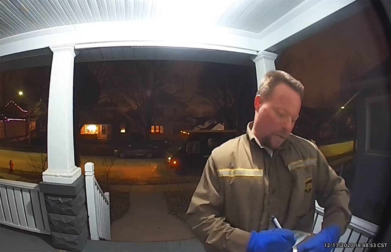 Video muestra cómo un repartidor de UPS se negó a entregar un paquete a latino en Milwaukee