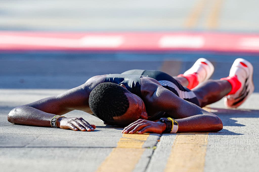 Al cruzar la línea de llegada en Grant Park, Amos Kipruto se detuvo brevemente y se recostó en el suelo, mientras el cronómetro marcaba 2:01:09.
<br>