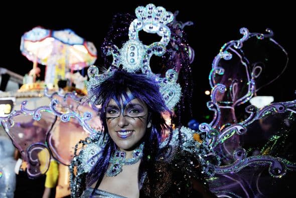 La comunidad china en Costa Rica destacó con su carroza; dos dragones escoltaron un modelo a escala del nuevo Estadio Nacional donado por China, como mensaje de amistad entre los pueblos chino y costarricenses.