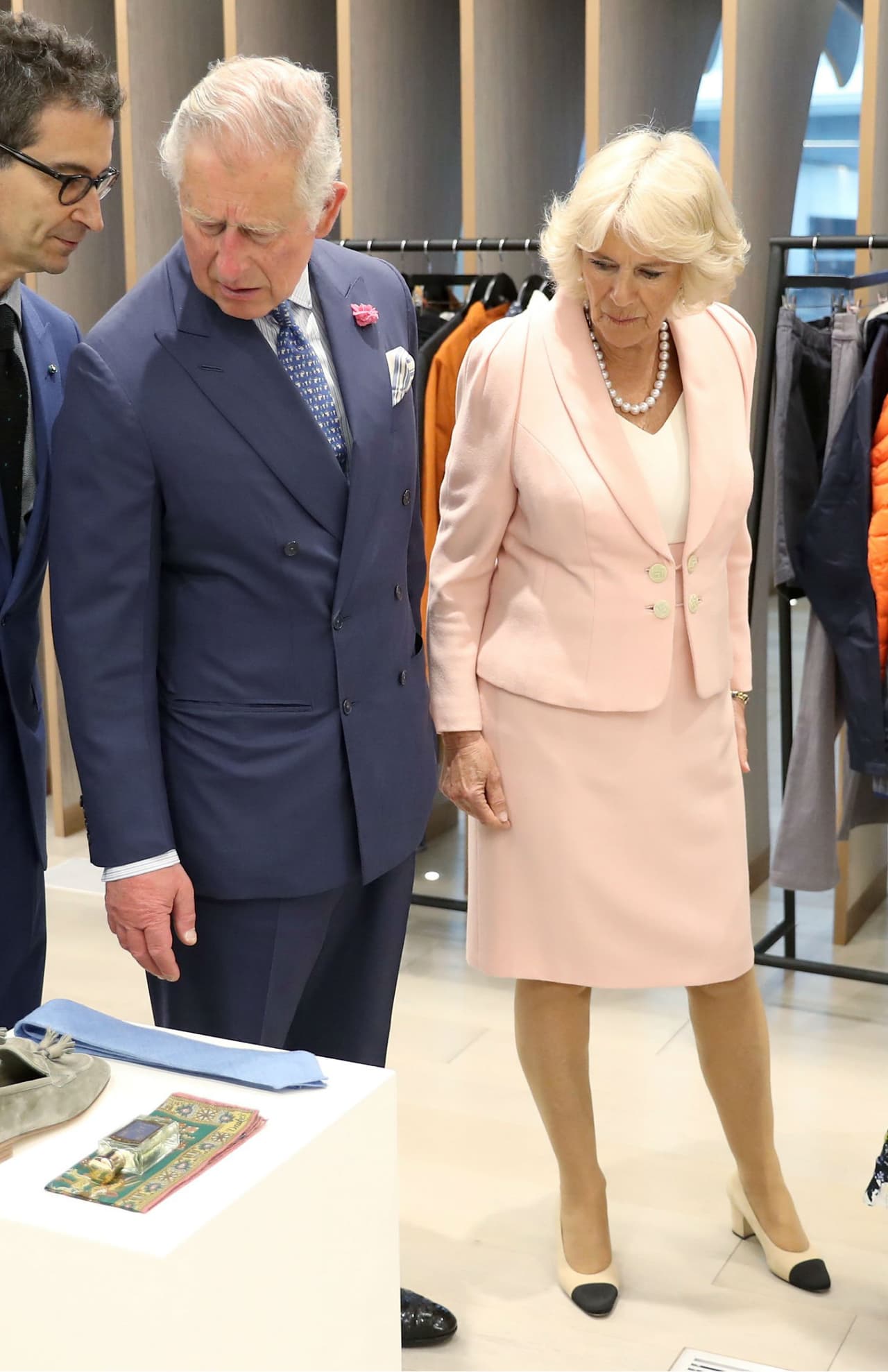 Días antes del enlace nupcial de Harry y Meghan, Camila apareció en otro acto público vestida con un traje de dos piezas en el mismo color. En esa ocasión, la duquesa de Cornualles decidió combinar el conjunto con unos zapatos de Channel.