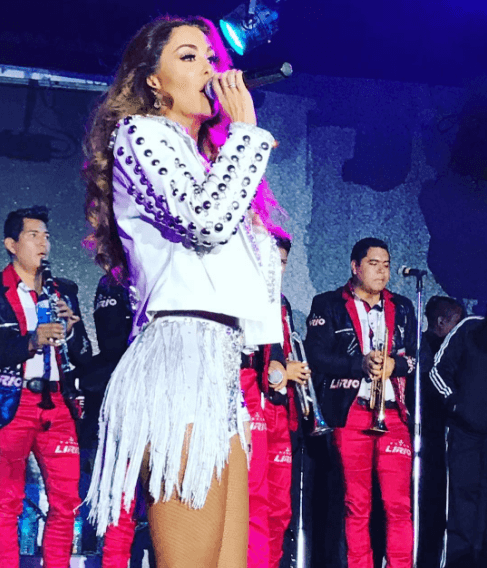 Tal parece que una constante en sus looks son diseños cortos que incluyen generalmente mini falda.