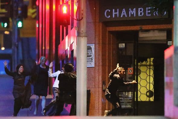 Tampoco se sabe si los rehenes que habían salido se habían escapado o se les había dejado marchar.