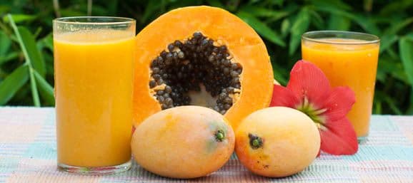 Papaya La papaya contiene una enzima llamada papaína que favorece el sistema digestivo. Por eso es buenísima cuando tienes dificultad por ir al baño.