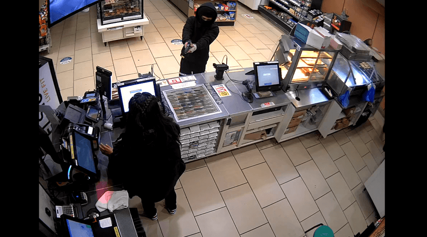 A punta de pistola, así robaron dos sospechosos un 7-Eleven en Culver City  