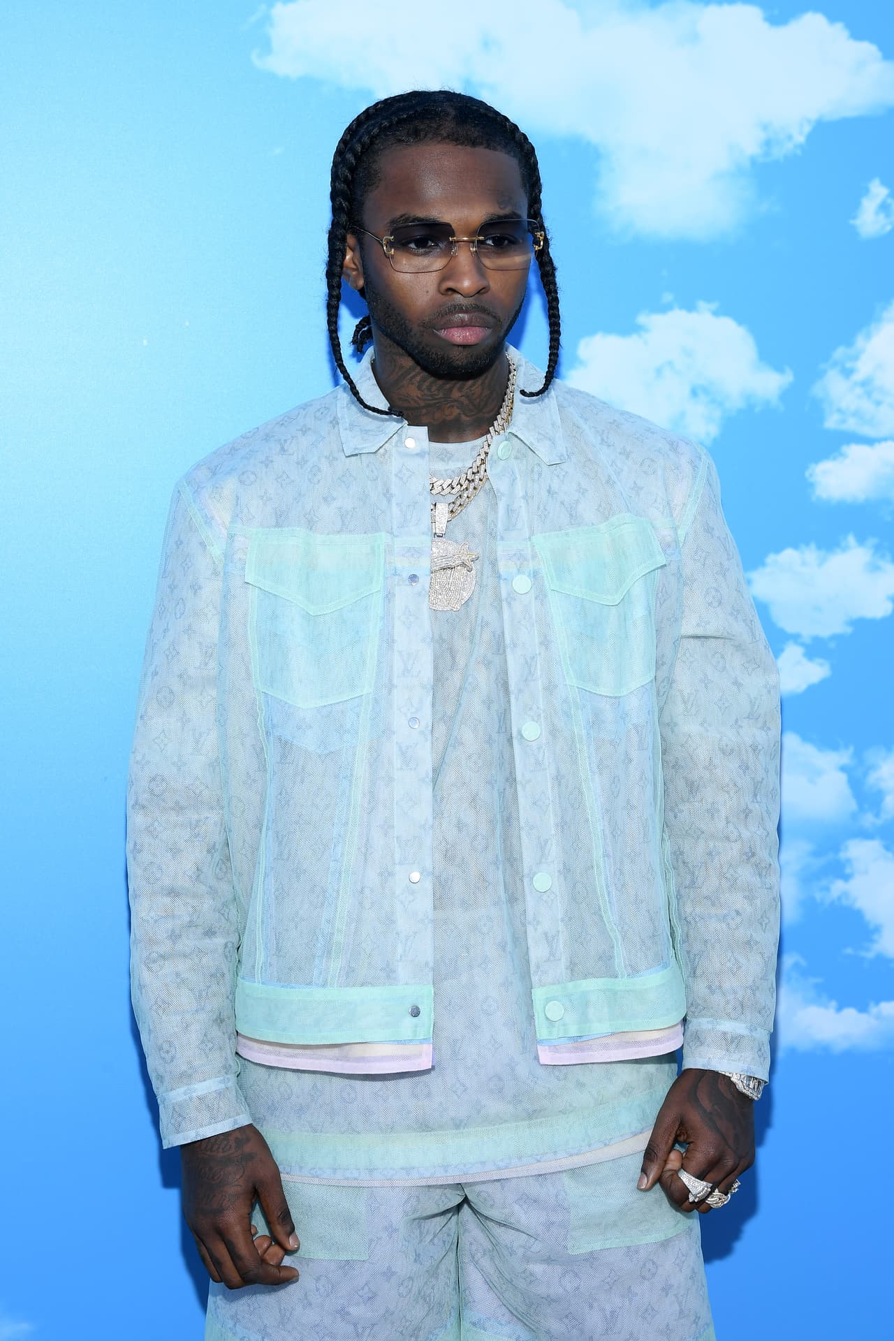 El rapero 
<b>Pop Smoke</b> murió este miércoles 19 de febrero a la edad de 20 años. De acuerdo con información de 
<b><a href="https://www.tmz.com/2020/02/19/pop-smoke-dead-dies-20-murdered-home-invasion-robbery/" target="_blank">TMZ</a></b>, fue asesinado a balazos en su casa en Hollywood Hills.