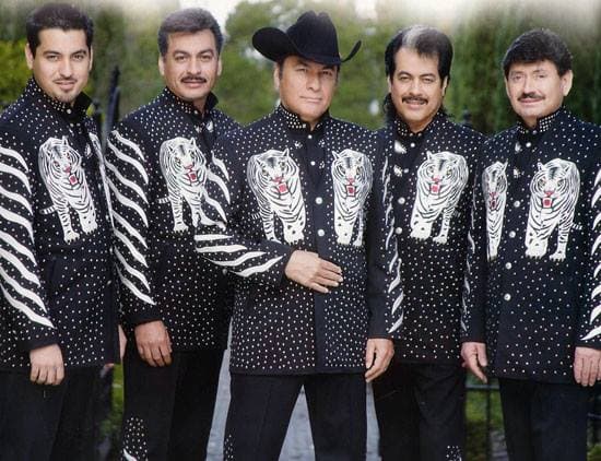 Los Tigres del Norte y sus trajes a través del tiempo, por algo también son los meros 'jefes de jefes' de la elegancia.