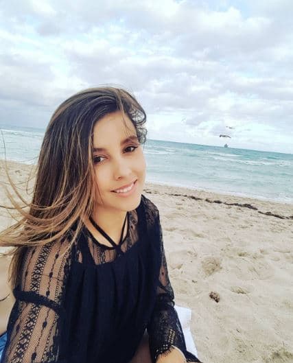 Se mudó de Tampico cuando ingresó al Centro de Educación Artística de Televisa en Ciudad de México.