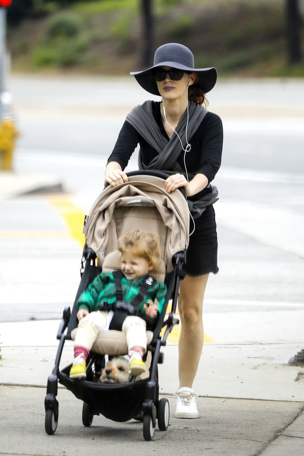 Otra que fue captada dando un paseo al aire libre fue la actriz Jessica Chastain, acompañada de su hija y su perro, a quienes llevó en una carreola.