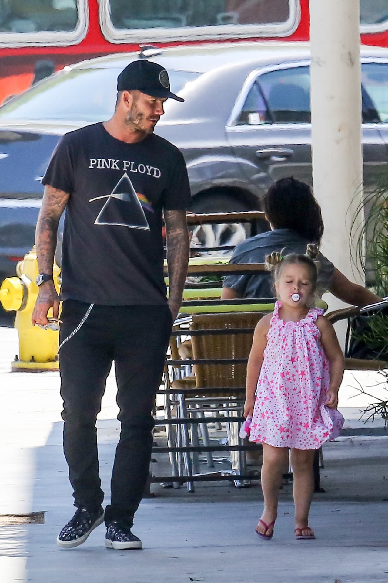 David se defiende de quienes lo llaman mal padre por dejar que Harper aún use chupón.