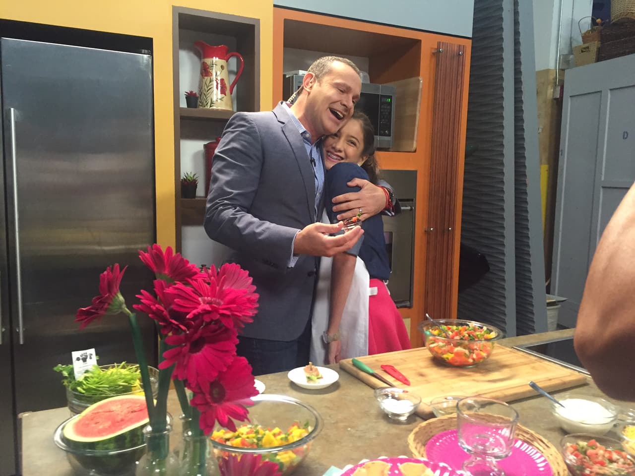 Alan premió con un gran abrazo a Hena Sofía luego de probar las delicias de su cocina.