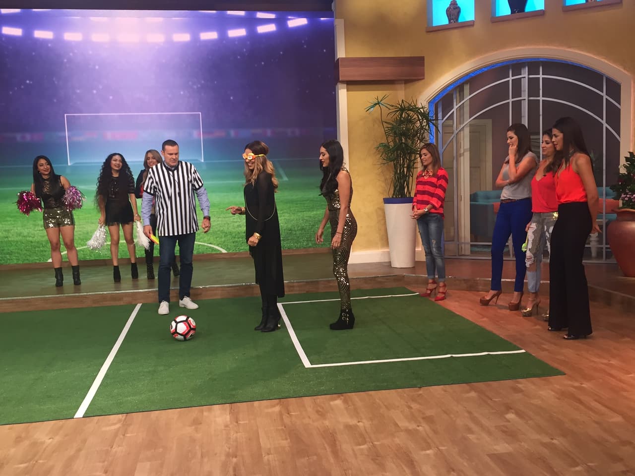 Un tanto temerosas, Las Fenix, querían igualar las jugadas de nuestras presentadoras.