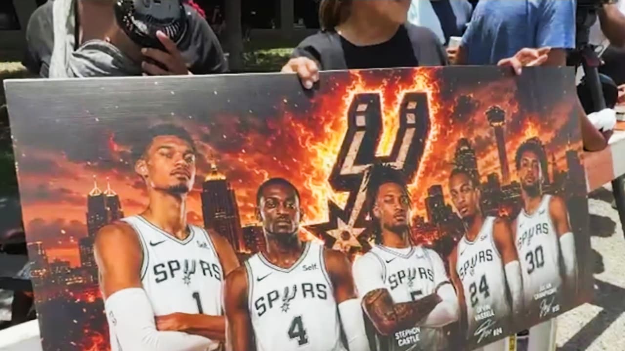 “Pierdan o ganen, aquí estamos”: aficionados reciben a los Spurs en el aeropuerto