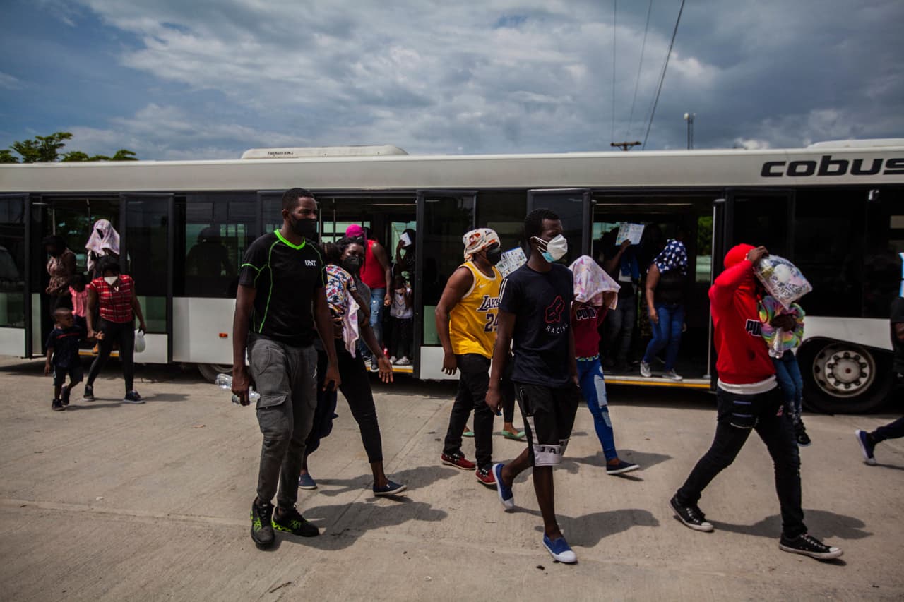 Estados Unidos está organizando la salida de varios vuelos diarios desde varios aeropuertos de Texas hacia diferentes ciudades haitianas. La fotografía muestra a uno de los primeros grupos de haitianos de regreso en su país el 19 de septiembre.
