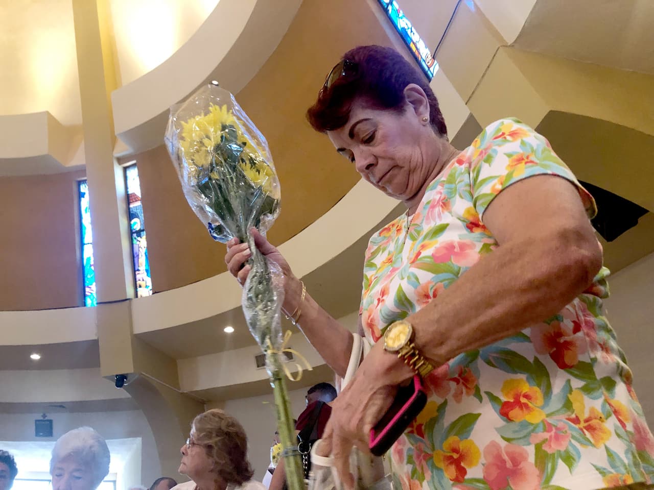 Los fieles también llevaron flores a la misa oficiada por el sacerdote Fernando Hería, rector de la Ermita.