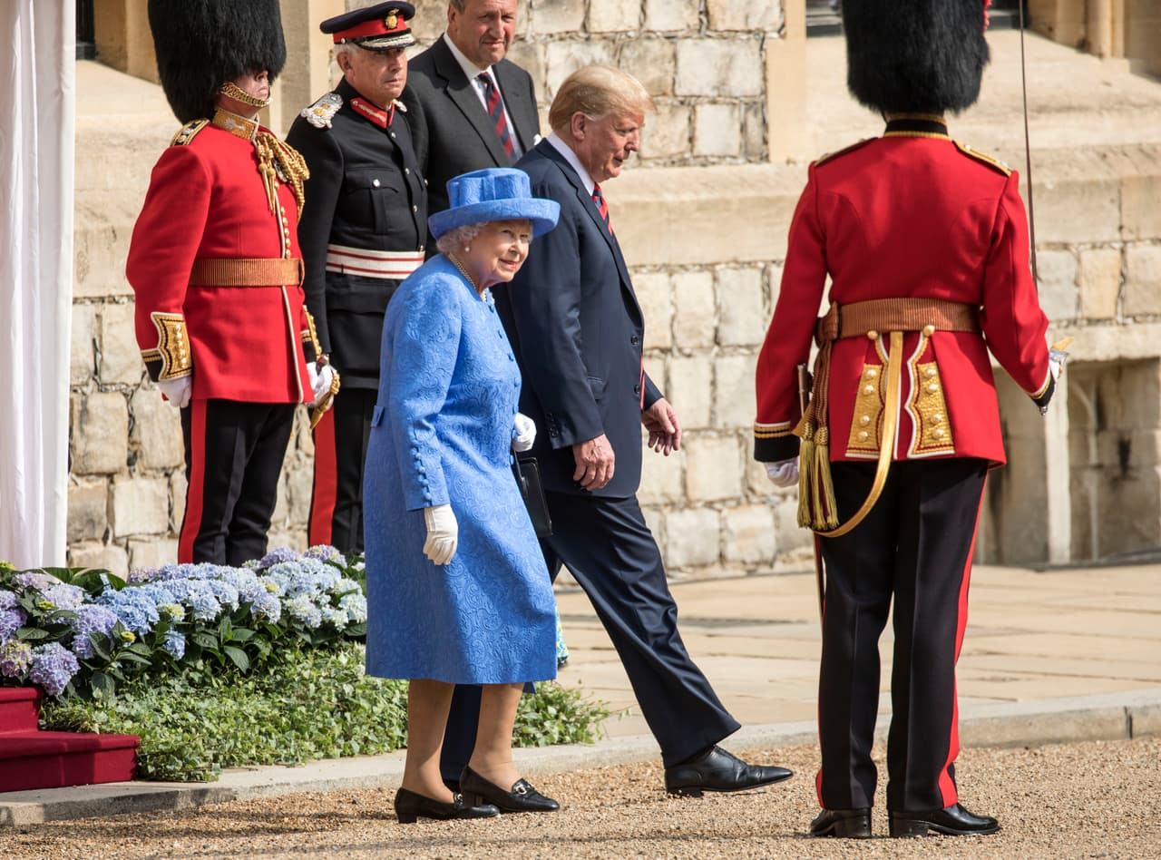En julio del año pasado, Trump realizó una
<b><a href="https://www.univision.com/noticias/edicion-digital/en-medio-de-protestas-la-reina-isabel-ii-recibe-al-presidente-trump-y-su-esposa-melania-video" target="_blank">visita de trabajo</a></b> de dos días al Reino Unido en donde saludó por primera vez, en calidad de mandatario, a la reina Isabel II en el castillo de Windsor.
<br>
