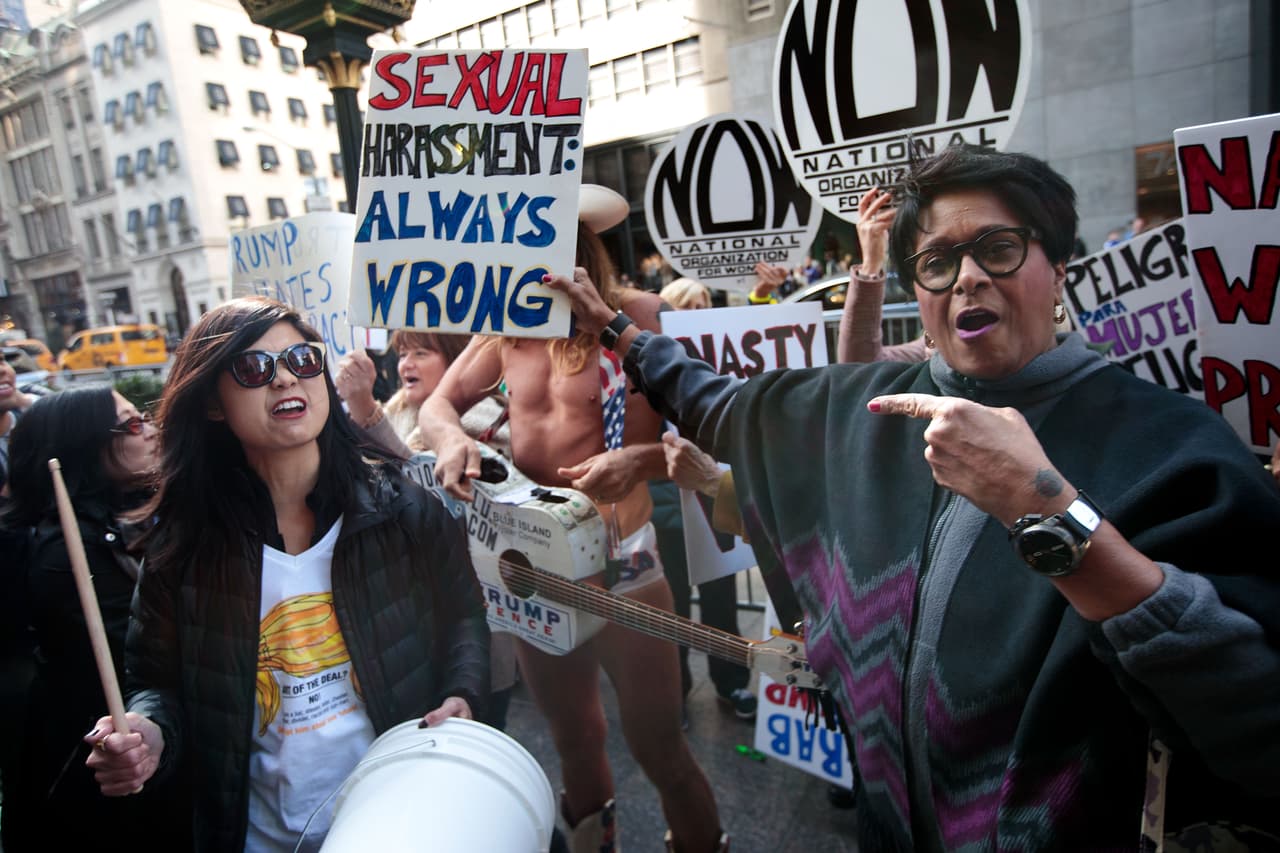"El acoso sexual siempre está mal" lee una de las pancartas utilizadas en la manifestación contra Donald Trump.