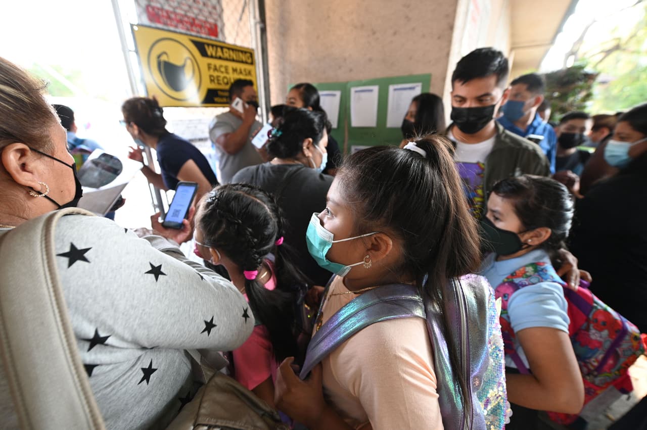 Padres preocupados por "tripledemia" exigen a LAUSD el retorno mandatorio del tapabocas