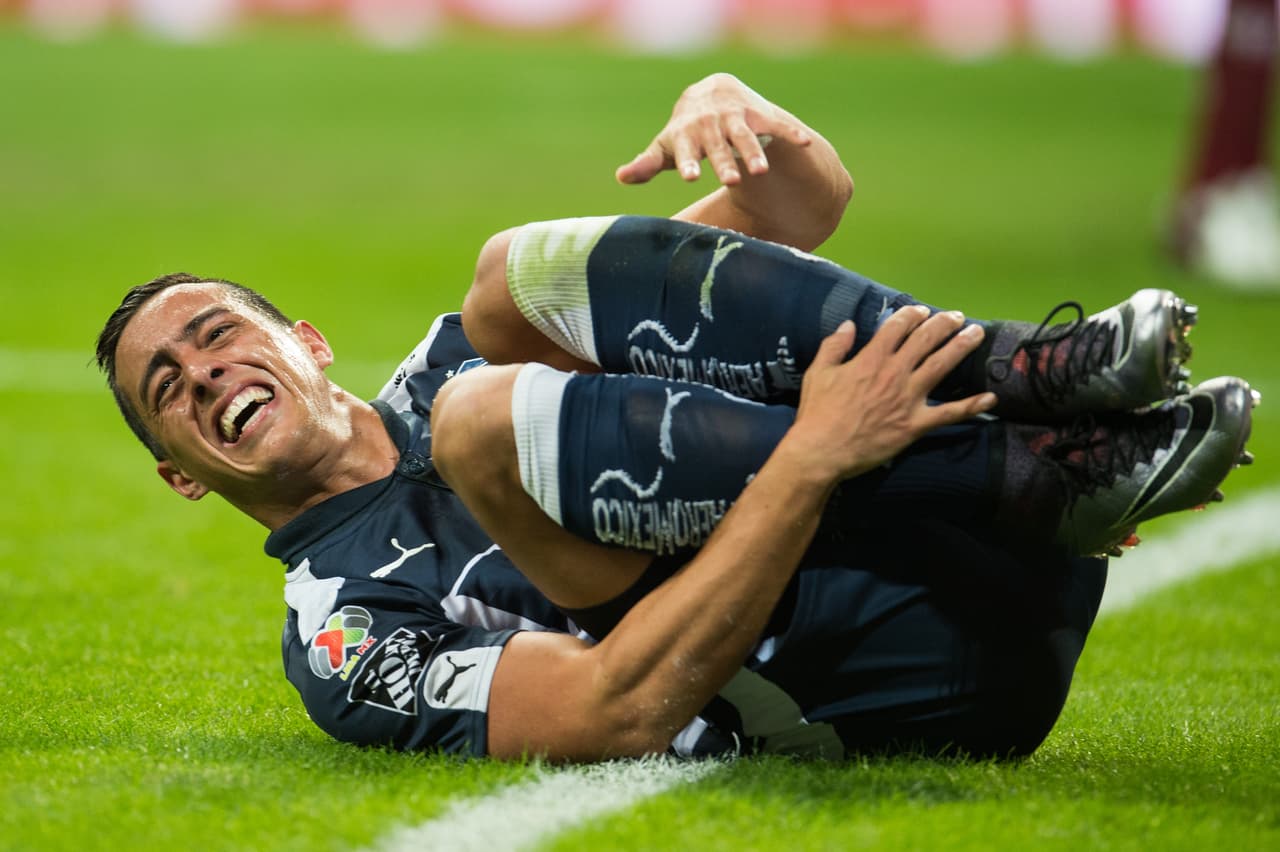 Rogelio Funes Mori es suspendido un juego por fingir un penal