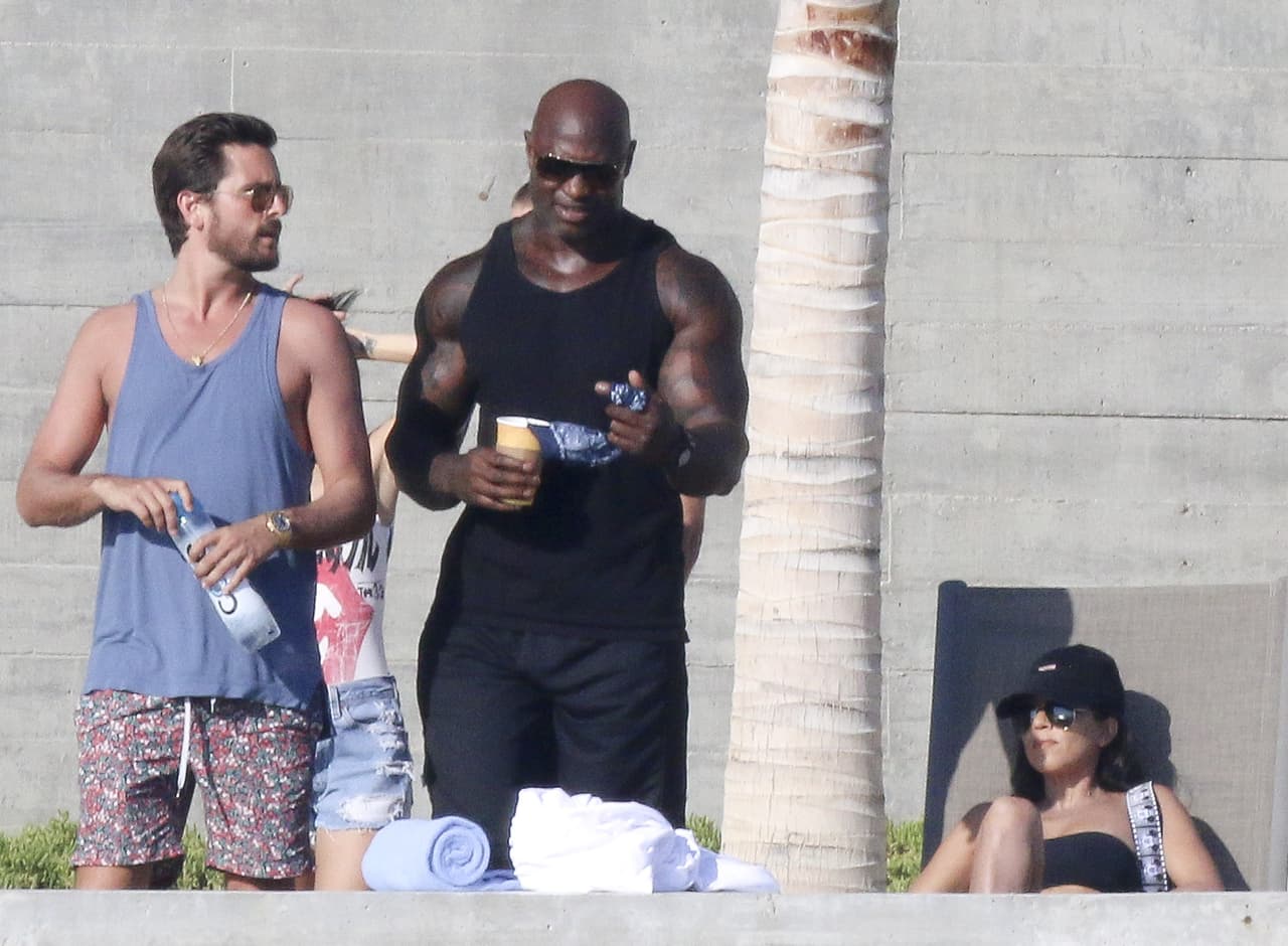 La parejita no ha viajado sola, se encuentran bajo el cuidado de este musculoso guardaespaldas.