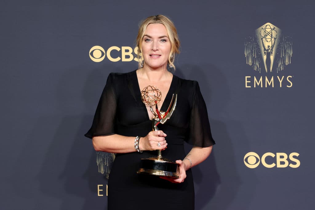 Ahora que Winslet es madre de tres hijos, hace todo lo posible para que tengan un fuerte sentido de autoestima y protegerlos así de las críticas de los demás. Pone especial atención en su hija adolescente Mia, a quien le dice que tienen suerte de tener curvas, para que aprenda a amar cada pulgada de su cuerpo.