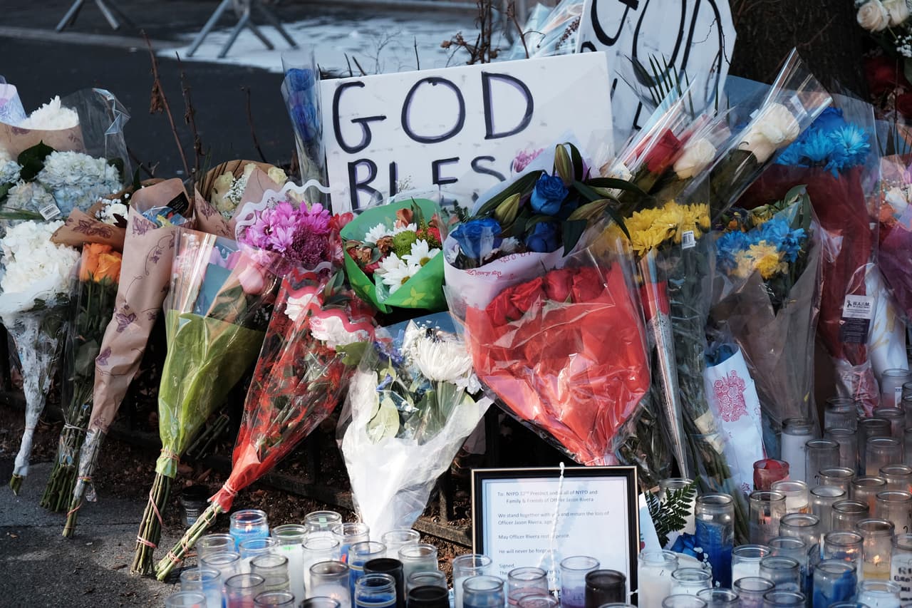 Jason Rivera
<a href="https://www.univision.com/local/nueva-york-wxtv/jason-rivera-oficial-asesinado-en-harlem-sonaba-con-ser-policia" target="_blank">escribió una carta</a> cuando se unió a la fuerza policial, donde esperaba contribuir a mejorar la relación entre los residentes de Nueva York y los uniformados.