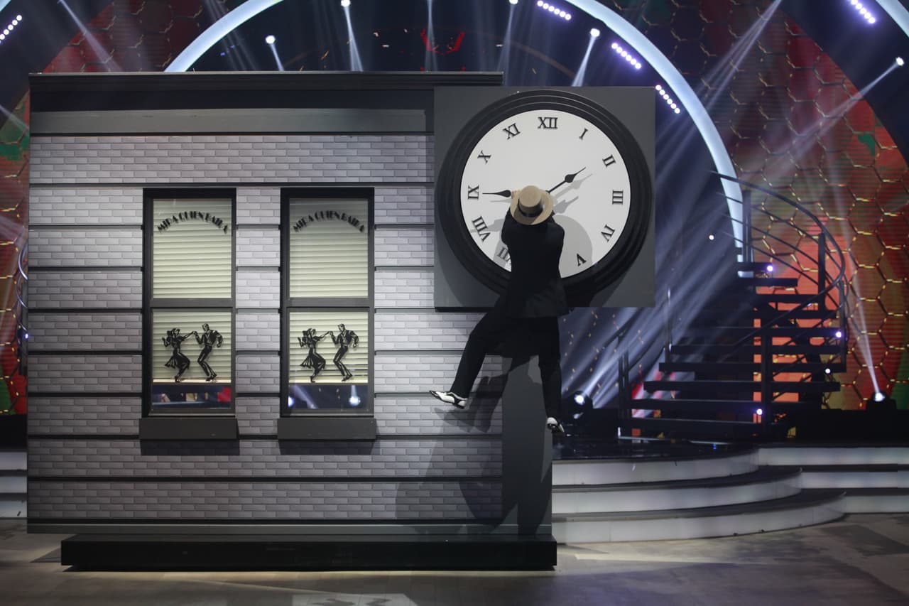 6. Santiago Ramundo colgándose de un reloj. 
<a href="https://www.univision.com/shows/mira-quien-baila/santiago-ramundo-baila-i-wanna-be-like-you-de-jungle-book-video" target="_blank">Lo hizo en los primeros segundos de su swing, 'I Wanna Be Like You"</a>.