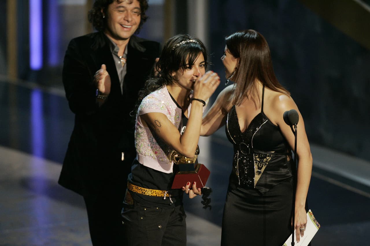 La española cuenta con cinco discos de estudio entre los que destacan 'Pafuera Telarañas' y su más recientre trabajo 'Cambio de Piel', por el cual vuelve a estar nominada en 2016 en las categorías Mejor Álbum de Música Alternativa y Mejor Video Musical Versión Larga.