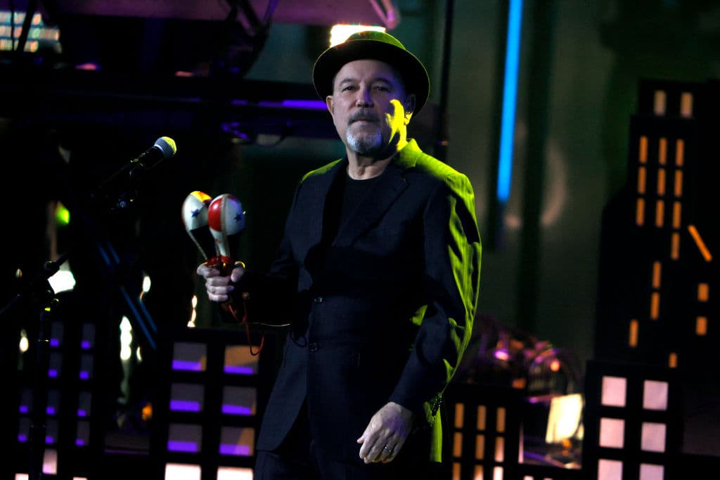 La Academia reconoció como 
<b>Persona del Año</b> a 
<b>Rubén Blades</b>. Para celebrarlo, el panameño subió al escenario del 
<b><a href="https://www.univision.com/shows/latin-grammy/ruben-blades-brilla-en-los-latin-grammy-2021-con-una-gran-presentacion-video" target="_blank">Latin GRAMMY para cantar su éxito ‘Paula C’</a></b>.