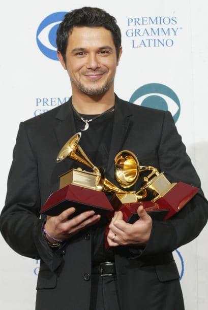 Alejandro Sanz necesitaba más manos para poder cargar sus tres Latin GRAMMY que ganó en 2002. Dos premios los ganó su tema 'Y Sólo Se Me Ocurre Amarte': Canción del Año y Grabación del Año, así como una a Álbum del Año por su disco 'MTV Unplugged'.
