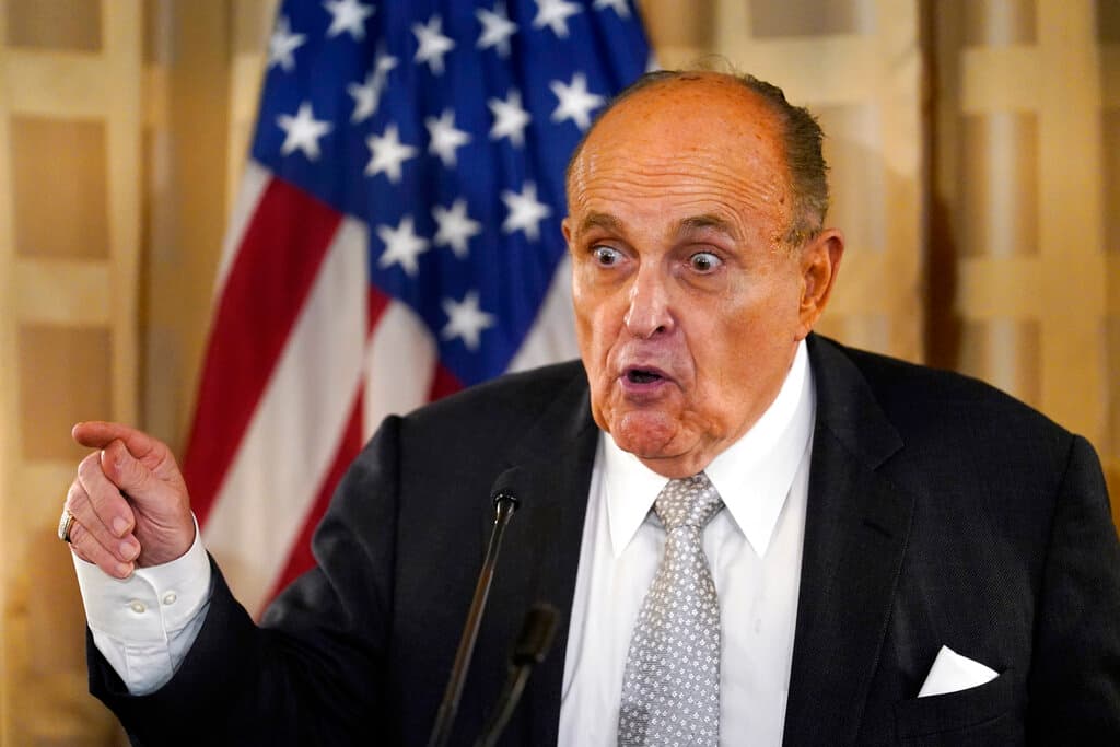 Giuliani es hospitalizado con “vértebra fracturada, laceraciones y contusiones" tras accidente automovilístico