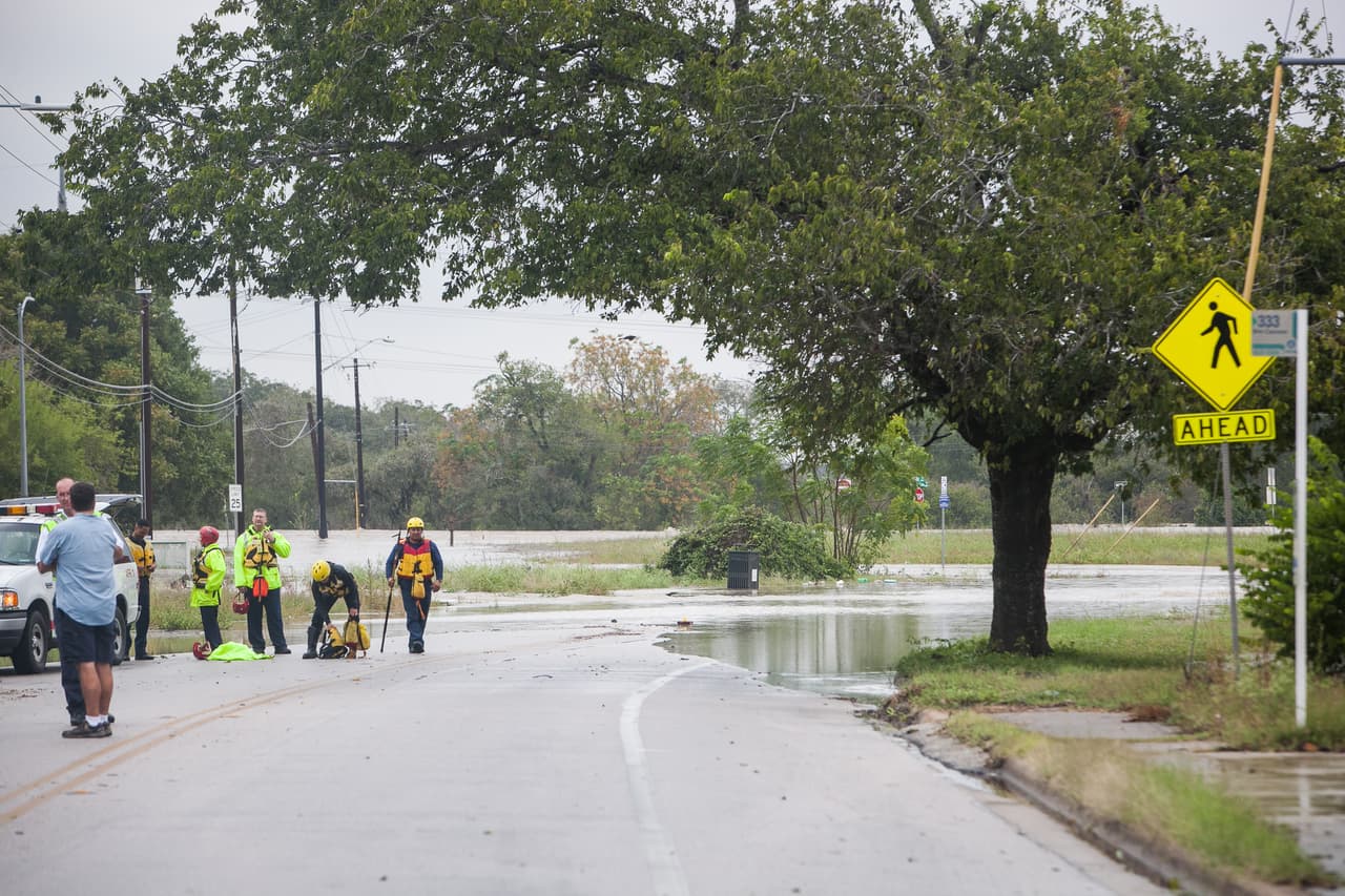 La llegada de fuertes tormentas al centro de Texas dejó cientos de calles de Austin cerradas.
