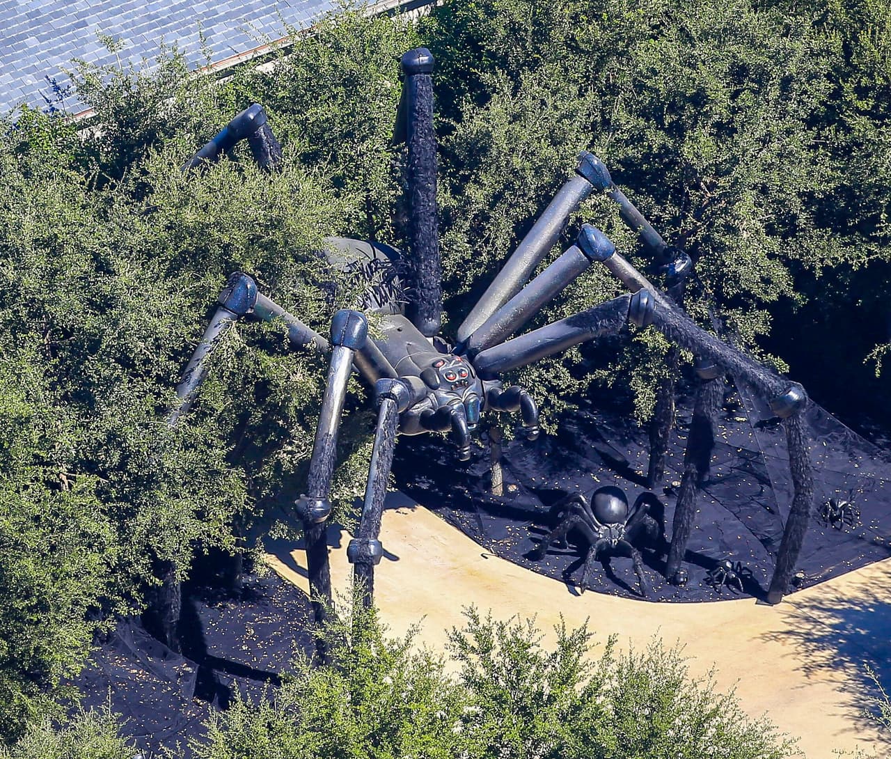 Además, en los árboles había 
<b><a href="https://www.dailymail.co.uk/tvshowbiz/article-10094897/Kim-Kardashian-places-GIANT-menacing-spider-entrance-Hidden-Hills-mansion.html" target="_blank">gigantes telarañas</a></b> para darle una atmósfera más real al tétrico entorno, según reseñó el Daily Mail.
<br>