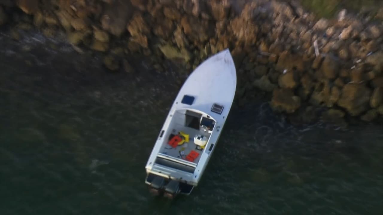 Bote rápido encontrado en Fisher Island. Se cree que los inmigrantes llegaron en él.