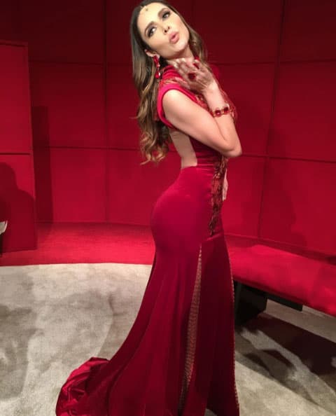 Pero sin duda los vestidos sensuales son los que mejor luce, ¿no crees? ¿Te gusta su estilo de vestir?