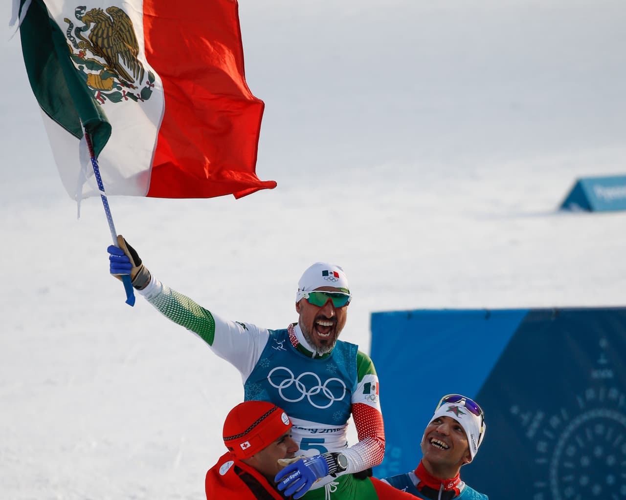 A pesar de terminar en último lugar, la bandera mexicana se ondeó en lo alto y generó la ovación de los espectadores en uno de los momentos más conmovederes que pasará a la historia del olimpismo.