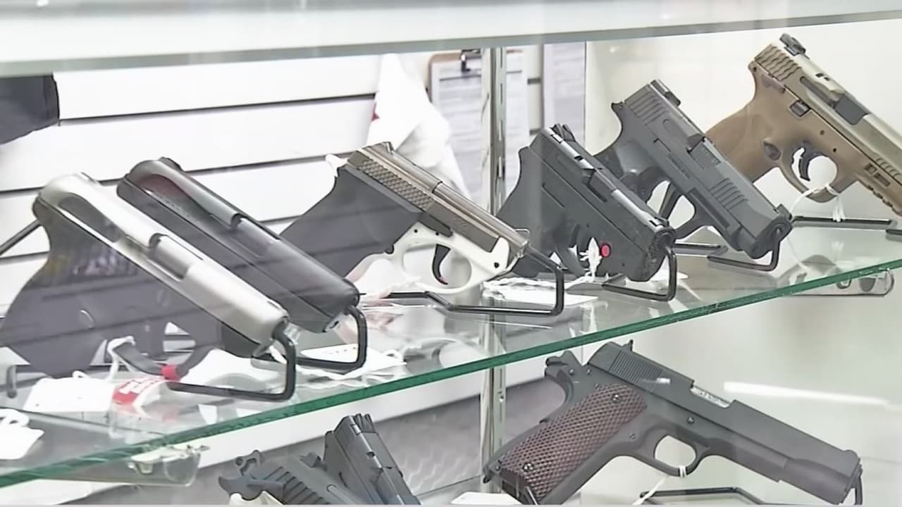 “Podría ser peligroso”: Texanos pueden portar un arma sin licencia si aprueban proyecto de ley